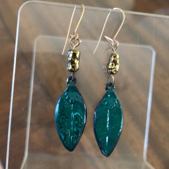NWOT green closed lock french wire  dimensional leaf earrings - Picture 11 of 12